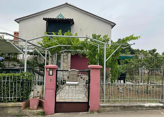 Apartman Pcelica * بولا